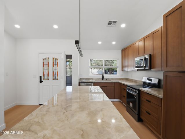 6875 E KINGS Avenue, Scottsdale, AZ 85254