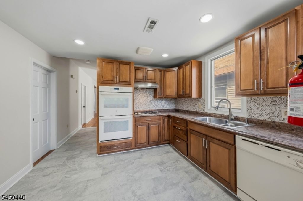 136 Elm St 2, Elizabeth City, NJ 07208 — photo 5