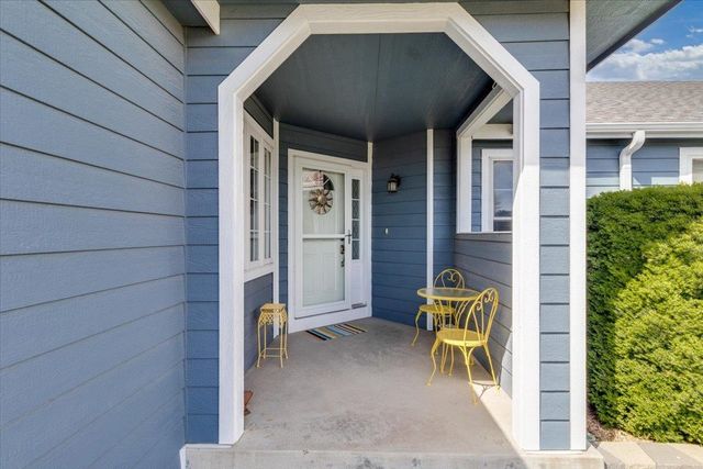 1327 Sierra Dr, Salina, KS 67401