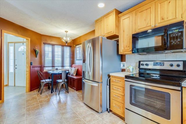 1327 Sierra Dr, Salina, KS 67401