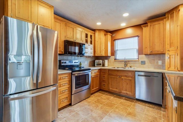 1327 Sierra Dr, Salina, KS 67401