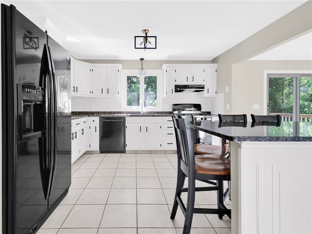 44 Village Avenue, Cranston, RI 02920