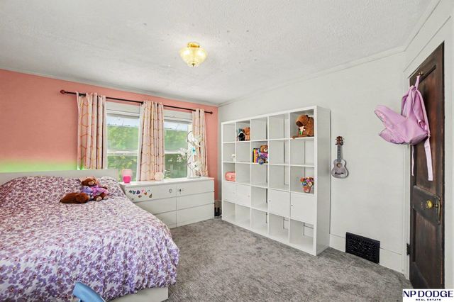 410 N 43 Street, Omaha, NE 68131