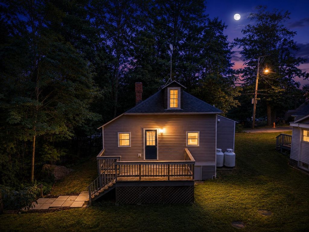 37 Great Pond Road, Kingston, NH 03848