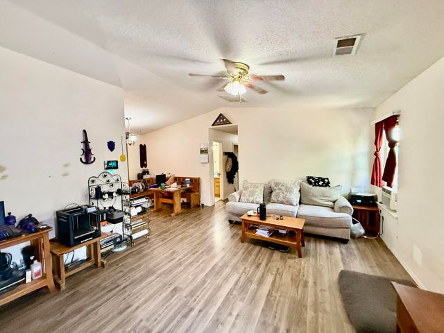 109 Vissing Place, Los Lunas, NM 87031