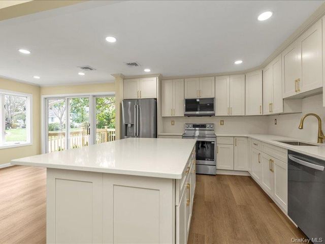 2 Arbor Gate, Old Bethpage, NY 11804