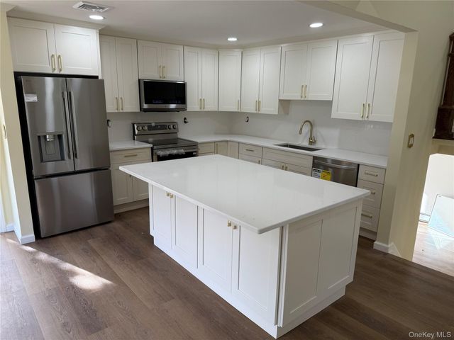 2 Arbor Gate, Old Bethpage, NY 11804