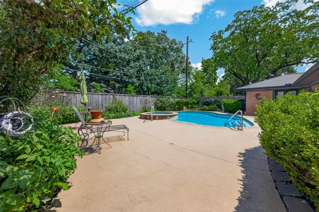 5326 Redstart Street, Houston, TX 77096