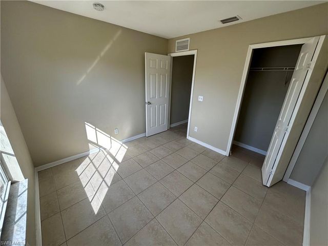 813 SW 10th PL, Cape Coral, FL 33991