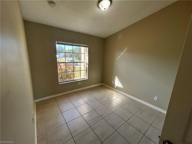 813 SW 10th PL, Cape Coral, FL 33991