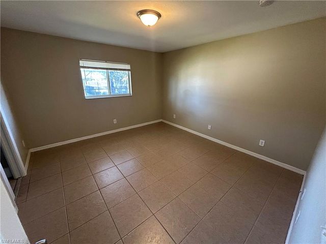 813 SW 10th PL, Cape Coral, FL 33991