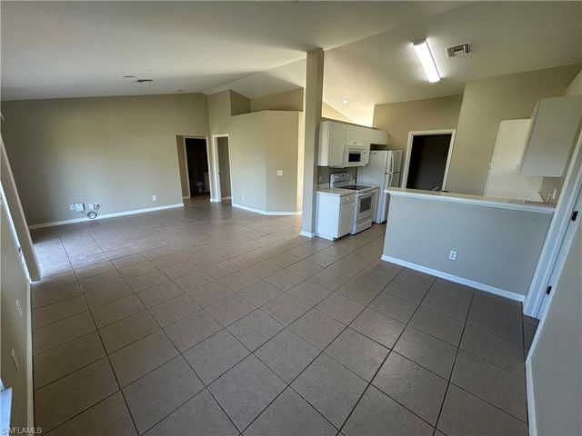 813 SW 10th PL, Cape Coral, FL 33991