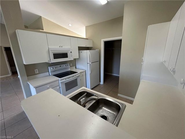 813 SW 10th PL, Cape Coral, FL 33991