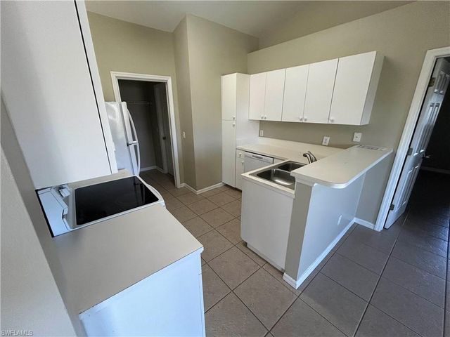 813 SW 10th PL, Cape Coral, FL 33991