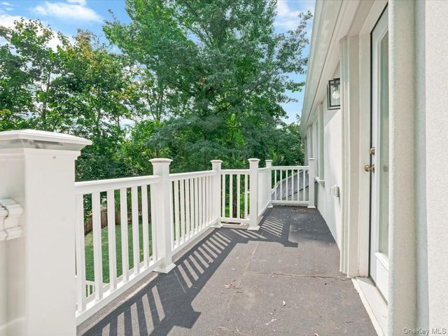 10 W Terrace Road, Great Neck, NY 11021