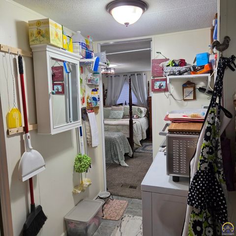 133 SE Willow Way, Topeka, KS 66609