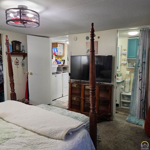 133 SE Willow Way, Topeka, KS 66609