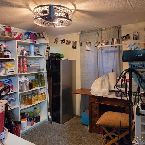 133 SE Willow Way, Topeka, KS 66609