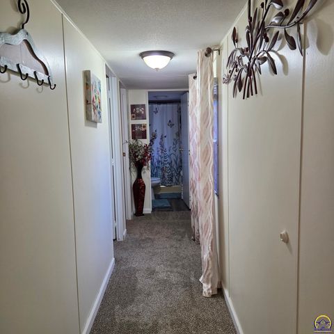 133 SE Willow Way, Topeka, KS 66609