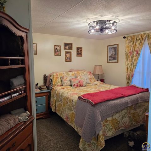 133 SE Willow Way, Topeka, KS 66609