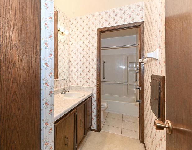 4293 W College AVENUE, Milwaukee, WI 53221