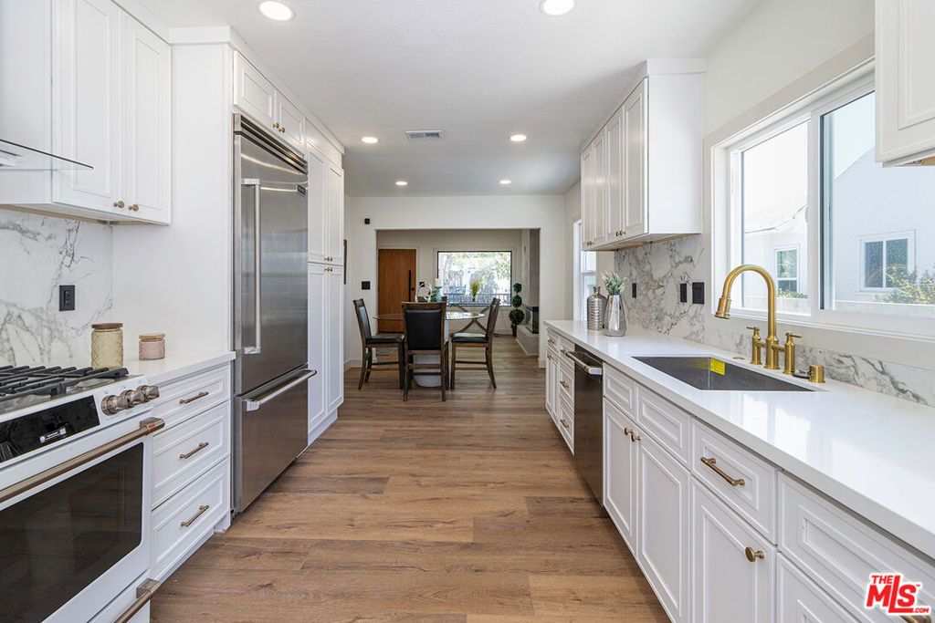 Image 12 of property listing at 8954 Kramerwood Place, Los Angeles, CA 90034