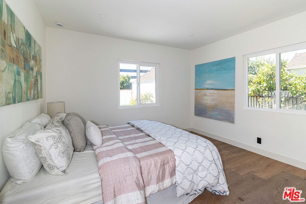 Image 13 of property listing at 8954 Kramerwood Place, Los Angeles, CA 90034