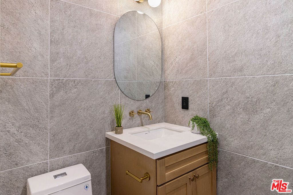Image 18 of property listing at 8954 Kramerwood Place, Los Angeles, CA 90034