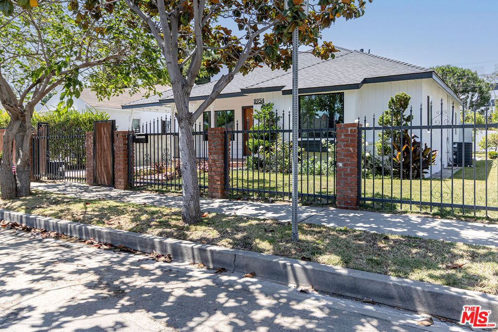 Image 2 of property listing at 8954 Kramerwood Place, Los Angeles, CA 90034
