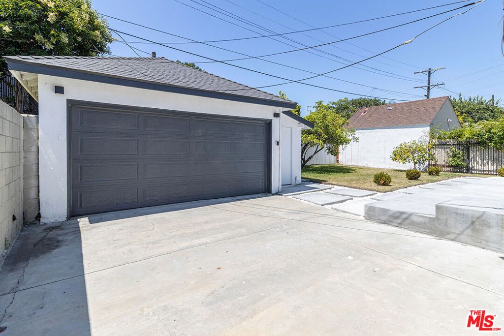 Image 21 of property listing at 8954 Kramerwood Place, Los Angeles, CA 90034