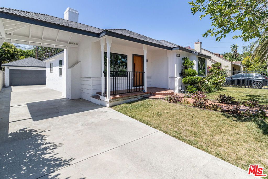 Image 3 of property listing at 8954 Kramerwood Place, Los Angeles, CA 90034