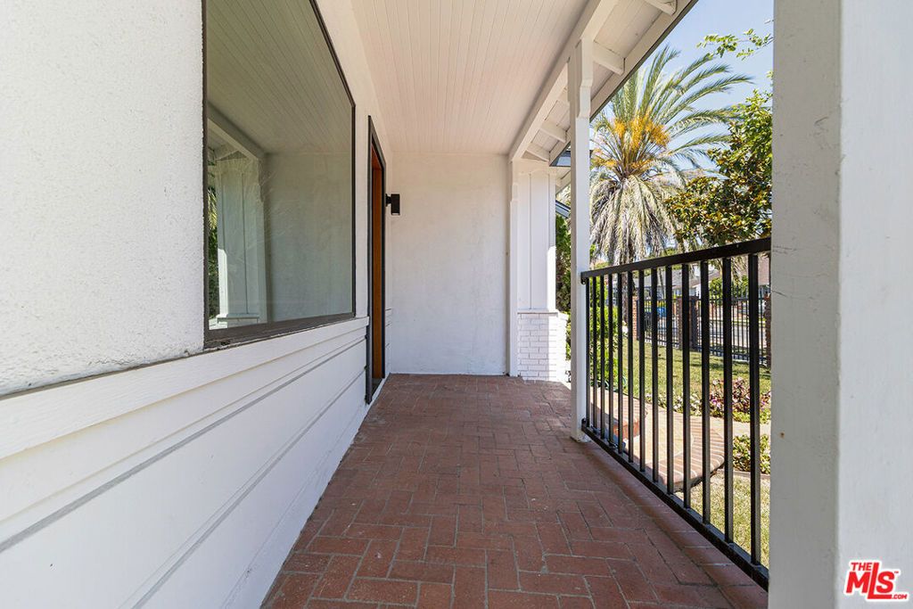 Image 4 of property listing at 8954 Kramerwood Place, Los Angeles, CA 90034