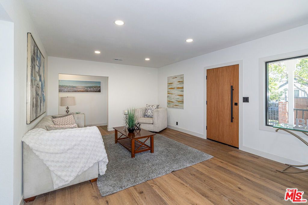 Image 6 of property listing at 8954 Kramerwood Place, Los Angeles, CA 90034