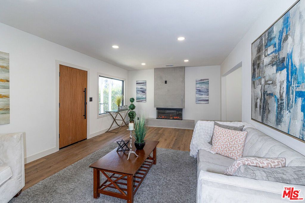 Image 7 of property listing at 8954 Kramerwood Place, Los Angeles, CA 90034
