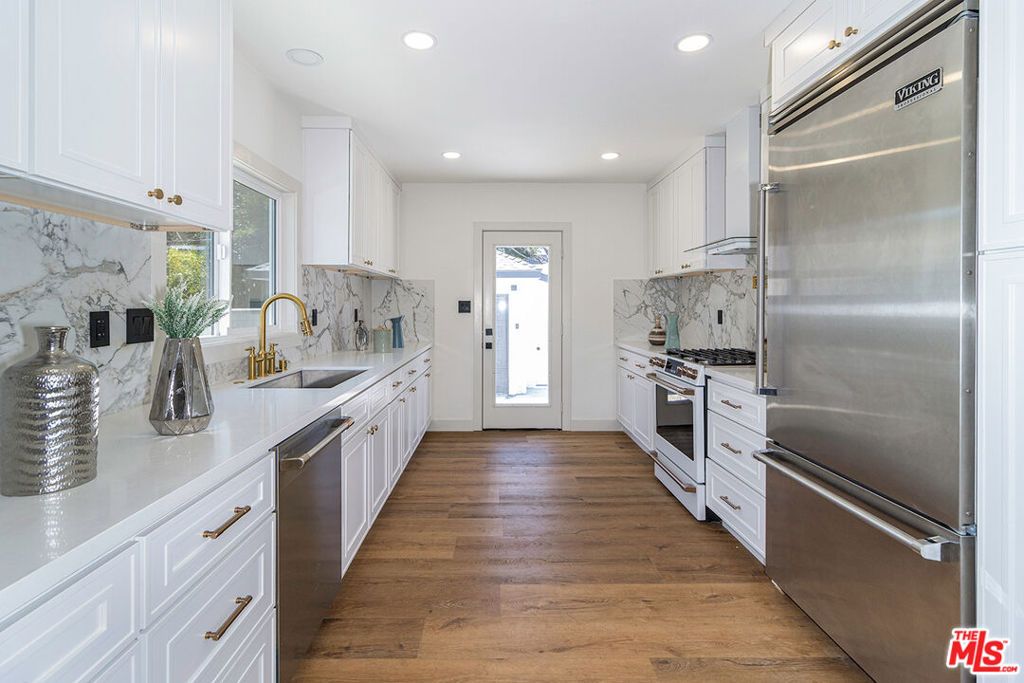 Image 8 of property listing at 8954 Kramerwood Place, Los Angeles, CA 90034