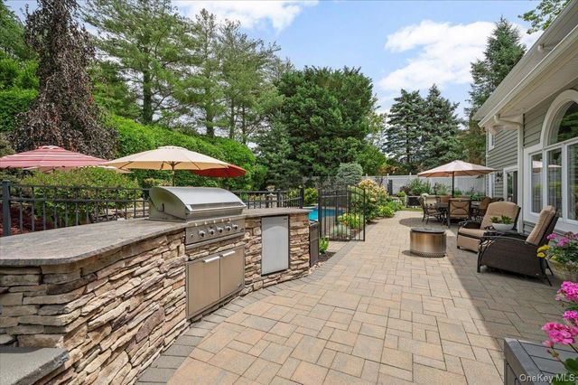 4 Shannon Drive, Woodbury, NY 11797