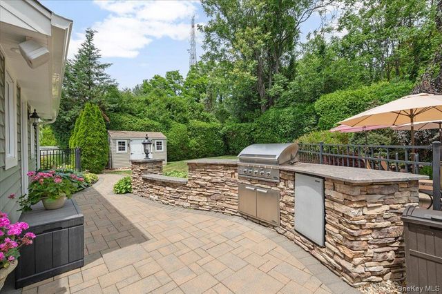 4 Shannon Drive, Woodbury, NY 11797