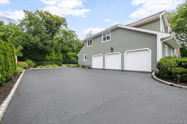4 Shannon Drive, Woodbury, NY 11797