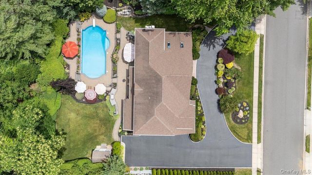 4 Shannon Drive, Woodbury, NY 11797