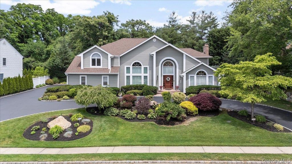 4 Shannon Drive, Woodbury, NY 11797