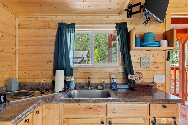 155 Nisqually Way, Ashford, WA 98304