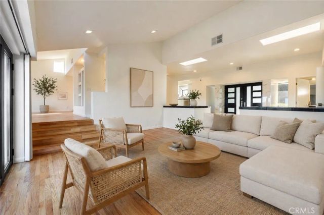5226 Medina Road, Woodland Hills, CA 91364