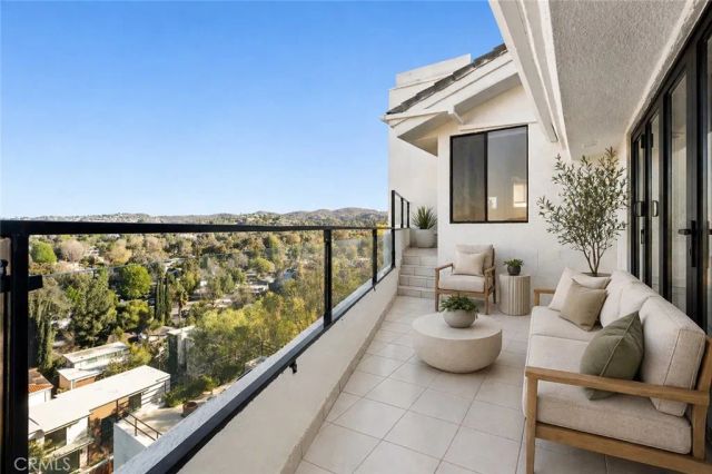 5226 Medina Road, Woodland Hills, CA 91364