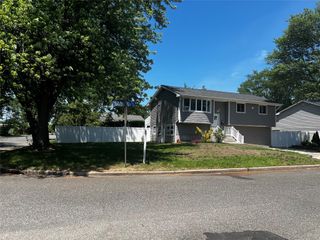 105 barber, Brentwood, NY 11717