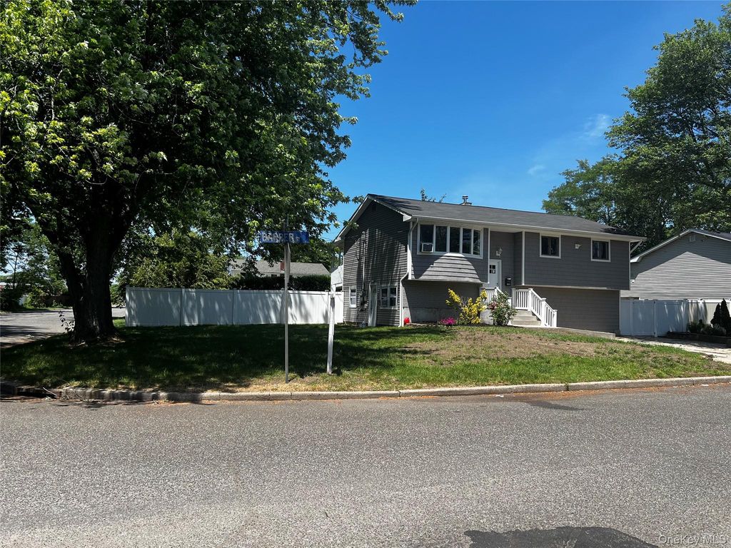 105 barber, Brentwood, NY 11717