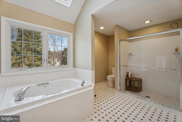 825 SPRINGBANK LN, Wayne, PA 19087