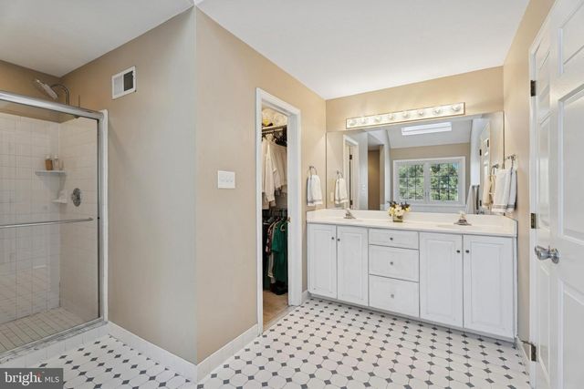 825 SPRINGBANK LN, Wayne, PA 19087