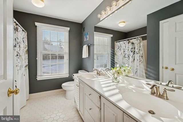 825 SPRINGBANK LN, Wayne, PA 19087