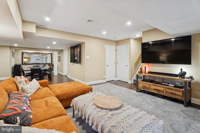 825 SPRINGBANK LN, Wayne, PA 19087