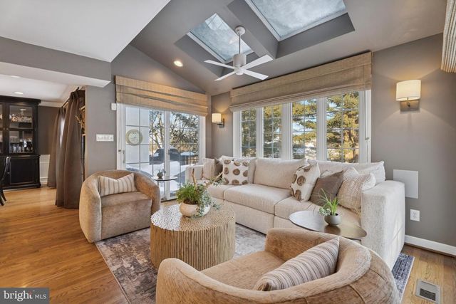 825 SPRINGBANK LN, Wayne, PA 19087